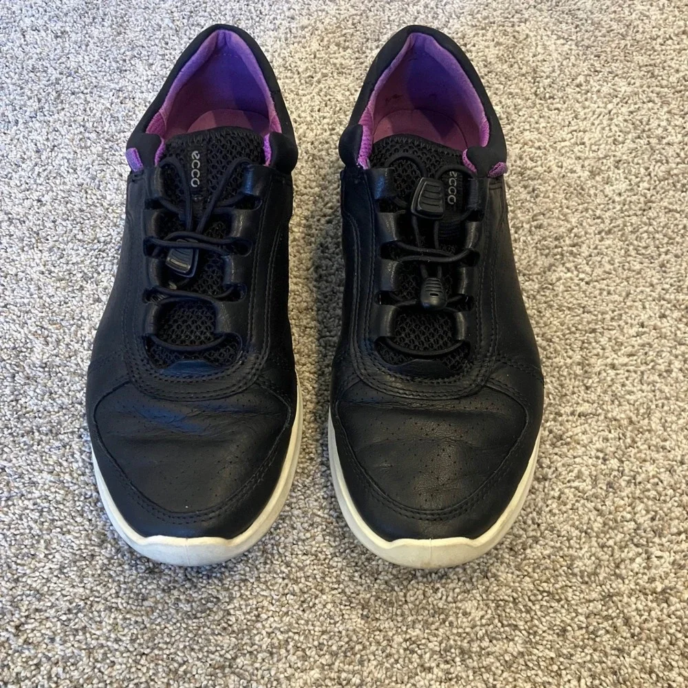 ECCO Soft 7 Womens Black Leather Bungee Lace Walking Sneakers SZ 7 Purple Lining